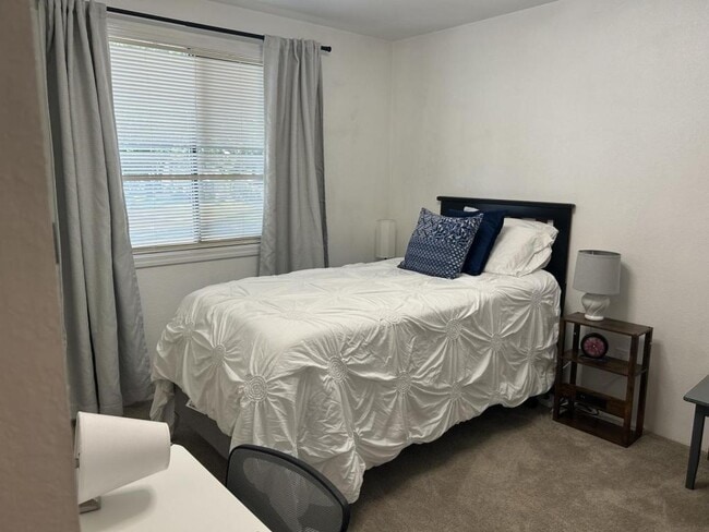 Building Photo - 2215 Poplar Dr