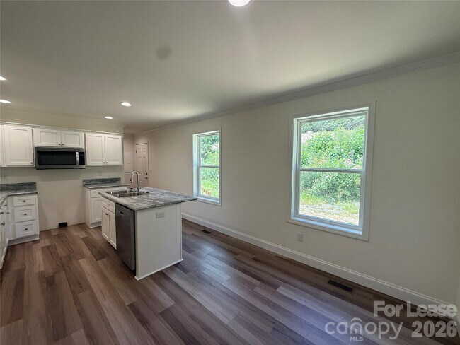 Building Photo - 204 Oscelake Way