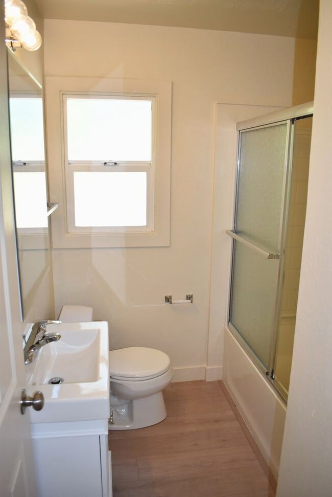 Building Photo - Lovely house located close to downtown and the police department with easy access to I-80!