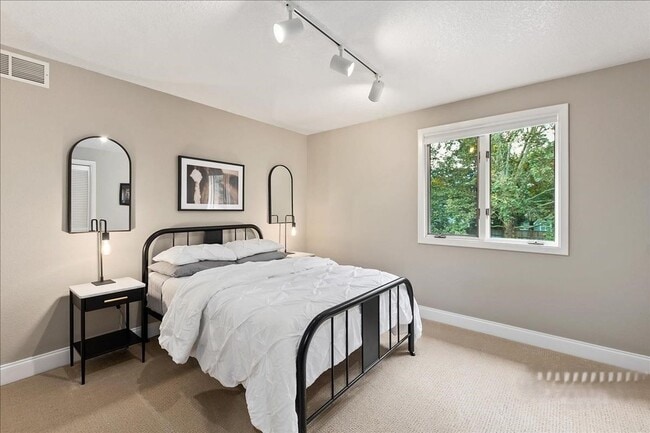 Building Photo - Luxury 5-Bedroom Home with Pool, Hot Tub &...