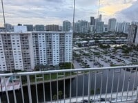 Building Photo - 500 Bayview Dr