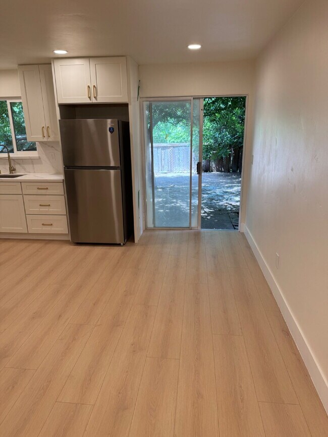 Building Photo - Beautifully Updated 2 Bedroom Home Near Freeway Access