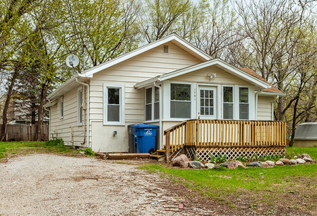 Primary Photo - Cozy 3 Bedroom 1 Bathroom- Located near bl...