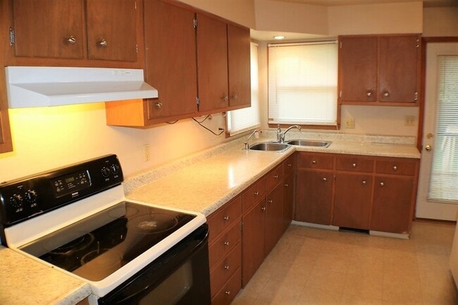 Building Photo - $2,200 | 4 Bedroom, 2 Bathroom House | No ...