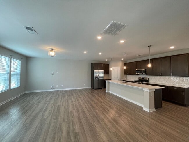 Building Photo - Beautiful Townhome located in Pineville, NC