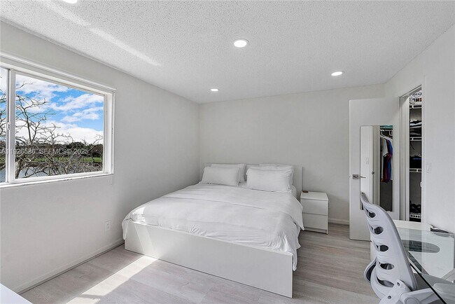 Building Photo - 12430 Vista Isles Dr