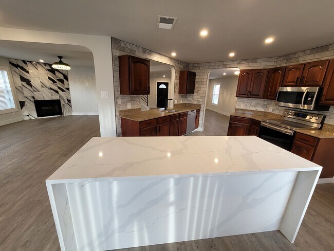 Building Photo - 303 Edgewood Cv