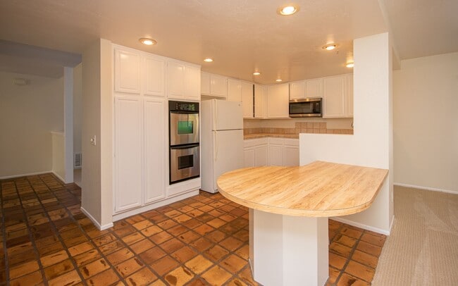 Building Photo - Wonderful 3BR/2.5BA La Costa Home!!!