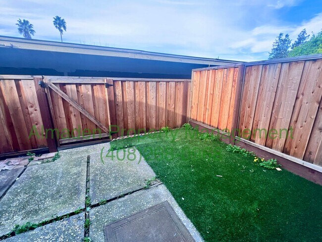 Building Photo - Town Home in Great Central Location near the Foothills!