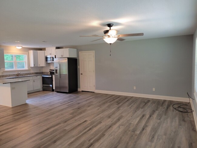 Building Photo - 3-Bedroom, 2-Bath in Gulf Park Estates – P...