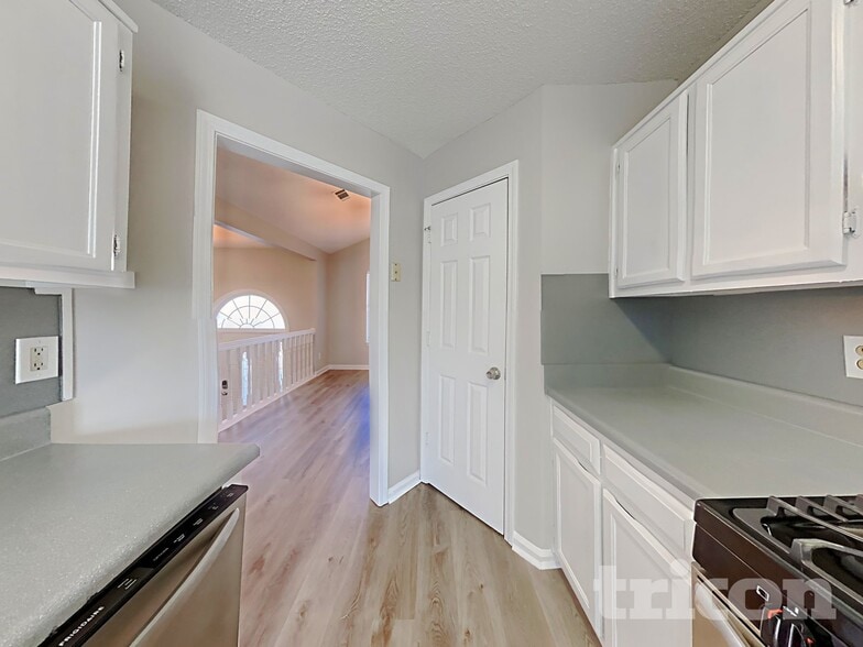 Building Photo - 7029 New Dale Rd