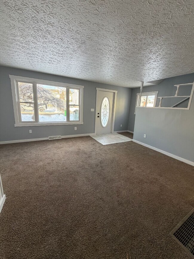 Building Photo - Spacious 4-Bedroom Barberton Home – Open House Wednesday, February 11th!