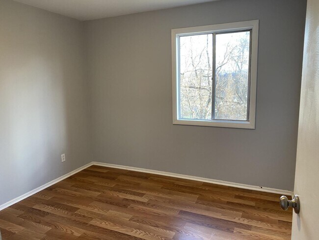 Building Photo - 505 Stanley Ave