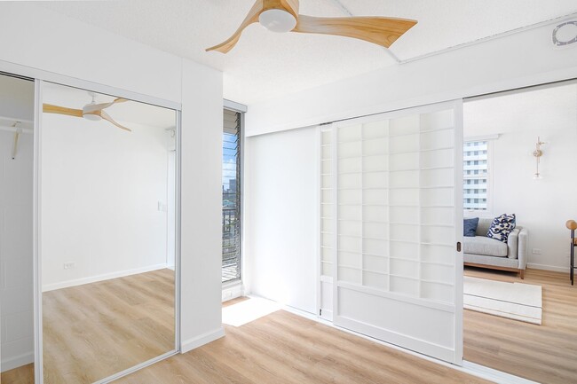 Building Photo - Beautifully Remodeled and Fully furnished ...