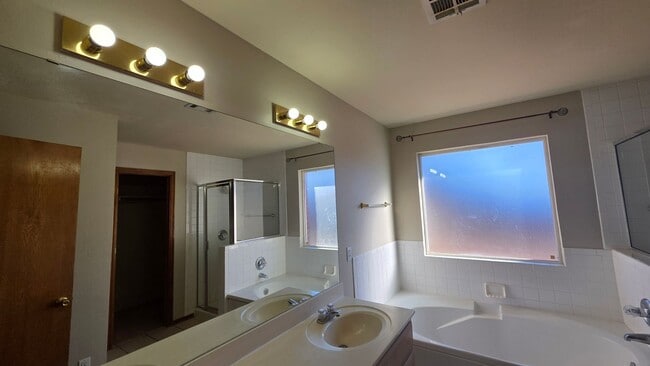 Building Photo - 3 Bed 2 Bath in Oklahoma City!