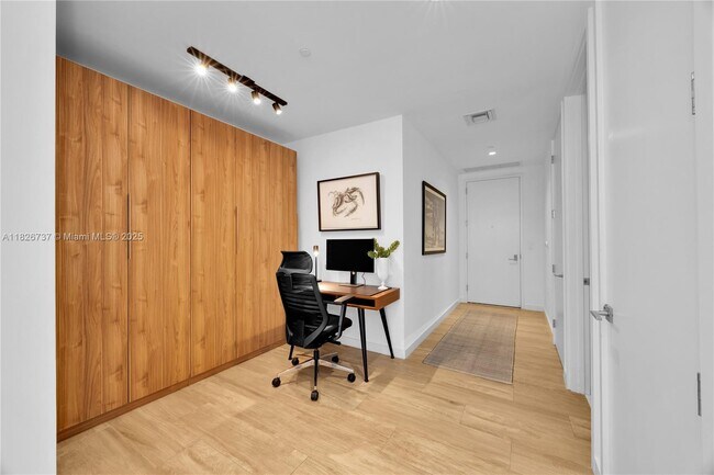 Building Photo - 2831 S Bayshore Dr