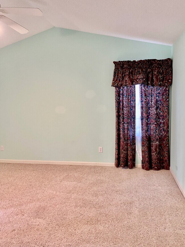 Master bedroom - 137 Skipwyth Cir