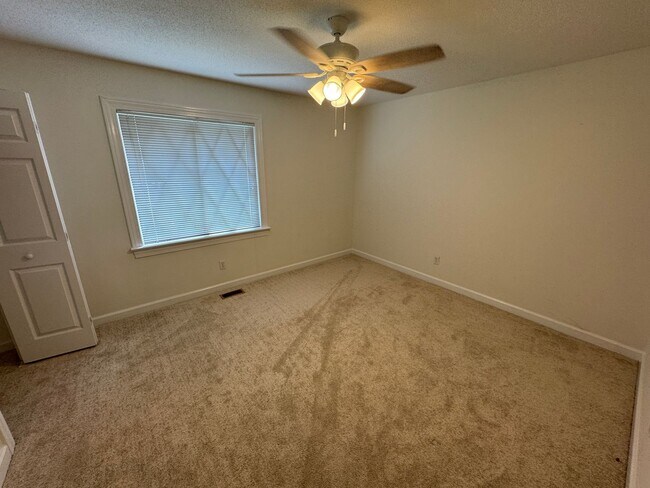 Building Photo - Spacious Rooms, Deck and Detached Garage /...