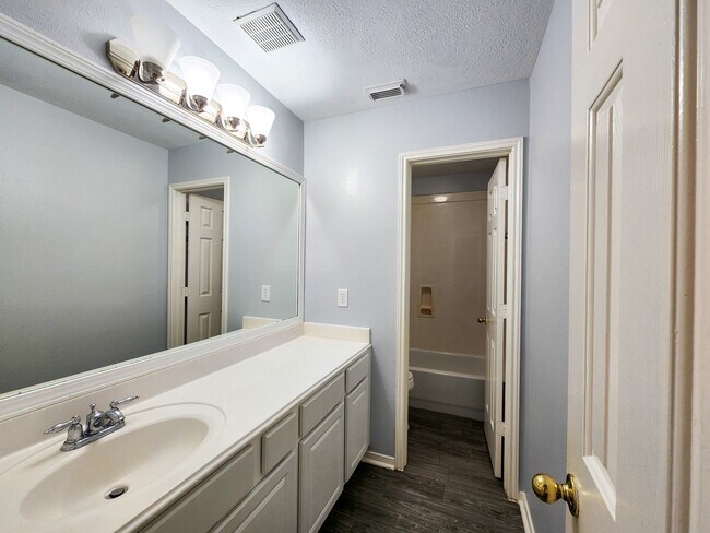 Building Photo - 11902 White Water Bay Dr