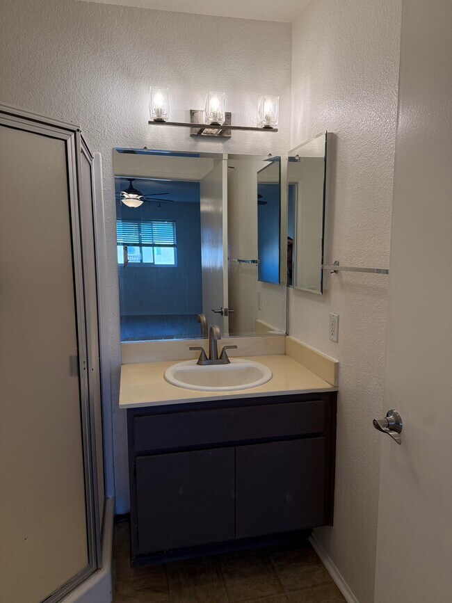 Building Photo - 3142 Midway Dr