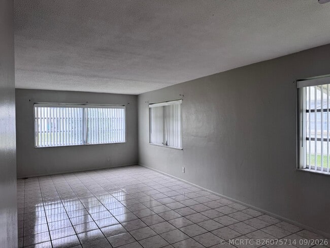 Building Photo - 1321 NW 43rd Ave