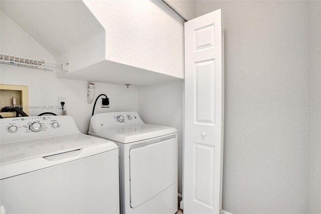 Building Photo - 5441 SW 41st St
