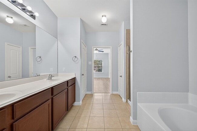 Building Photo - 5119 Harbor Palm Dr