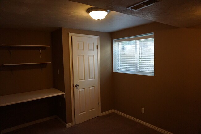 Building Photo - Quiet 5 Bedroom 3 Bath West Jordan Home