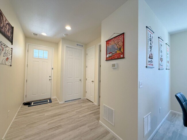 Building Photo - Gorgeous 4-Bedroom Home in Desirable Creek...