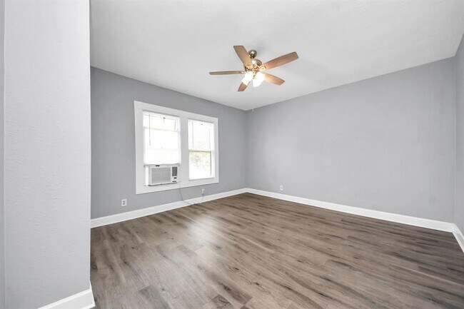 Building Photo - 2502 Saltus St