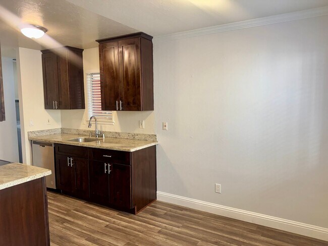 Building Photo - Gorgeous Lower End Unit with Inside Laundry Available Now!