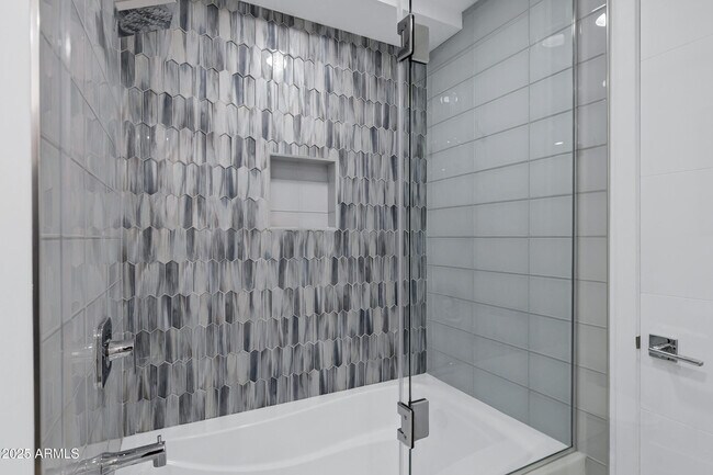 Building Photo - 7137 E Rancho Vista Dr