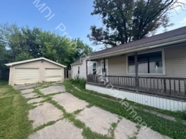 Primary Photo - Spacious 3 bed 1 bath with 2 car garage an...