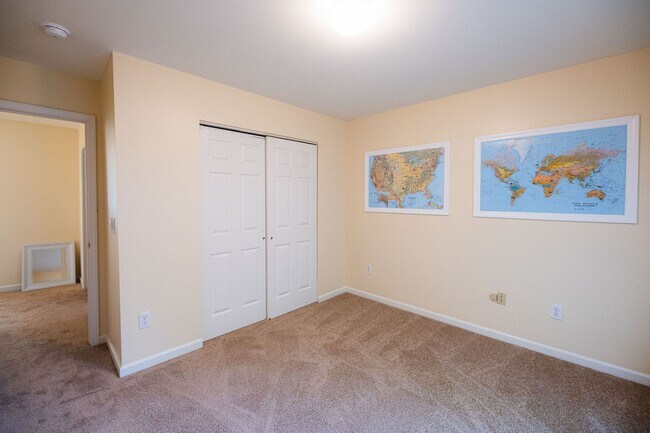 Building Photo - Stunning 6 bedroom 2.5 bathroom corner lot...