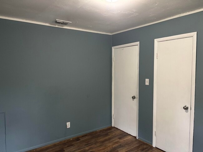 Building Photo - 2406 Country Club Dr