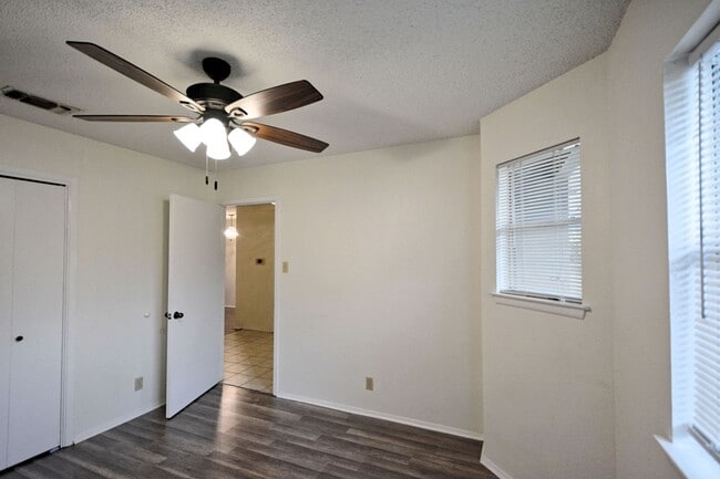 Building Photo - 663 Floral Ave