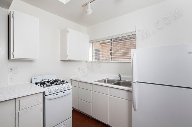 Building Photo - *OPEN HOUSE: 6/21 9:30-10:30AM* 1BR Betwee...