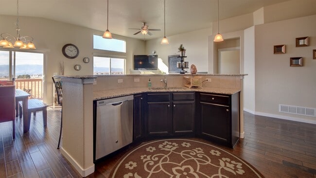 Building Photo - 5 Bedroom Ranch Home on North End