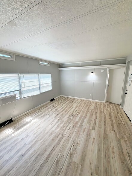 Building Photo - 43 Deerwood Park