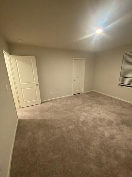 Building Photo - 427 Silo Ct