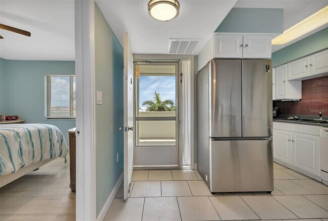 Building Photo - 1500 Park Beach Cir