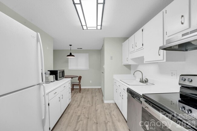 Building Photo - 2427 Studley Rd