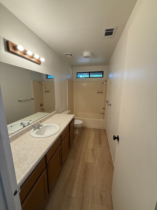 Building Photo - Beautiful 3 Bed, 2 Bath Home in Prime Location