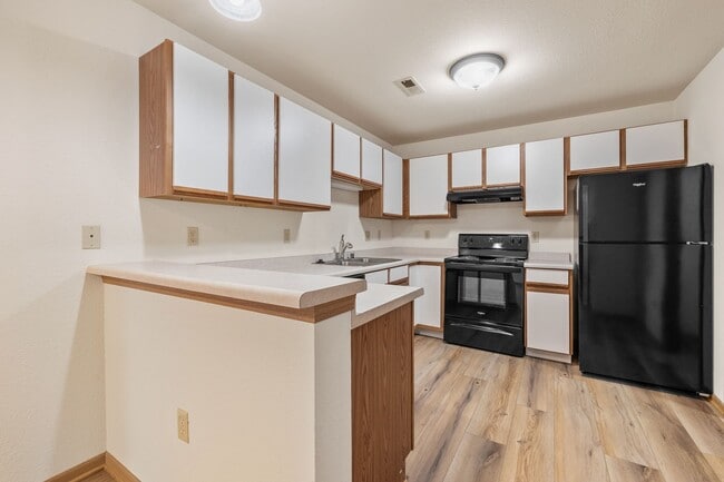 Building Photo - Condo Style Upper 2 bedroom 2 bathroom Apartment Available