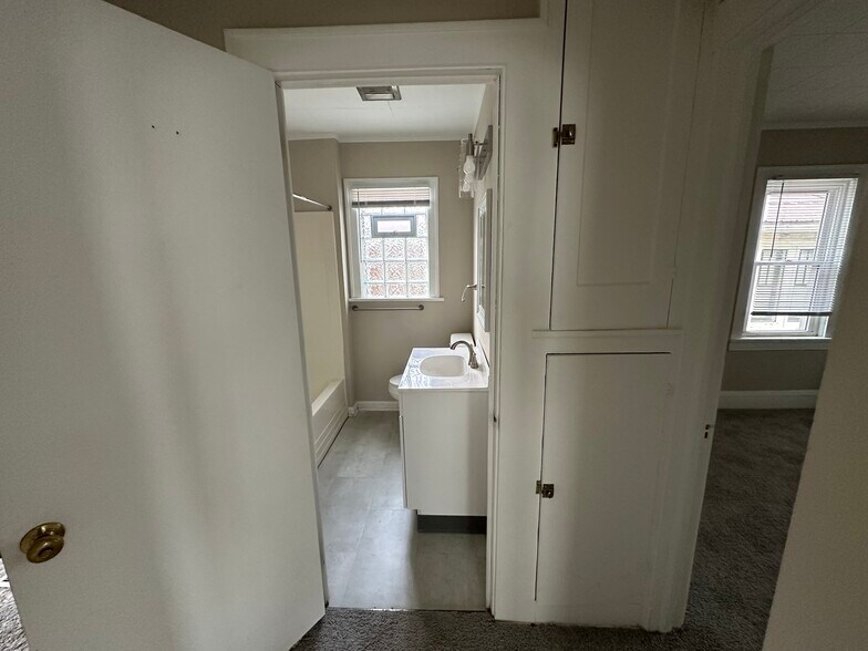 Building Photo - 2886 Norwood St