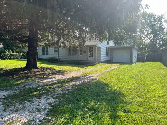 Building Photo - Charming 2 Bedroom with HUGE Yard!
