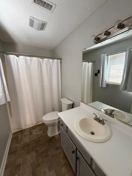 Building Photo - 410 English Ct