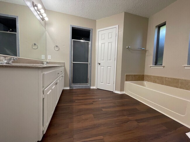 Building Photo - AVAILABLE NOW 3 BEDROOM 2 BATH HOME IN BUR...