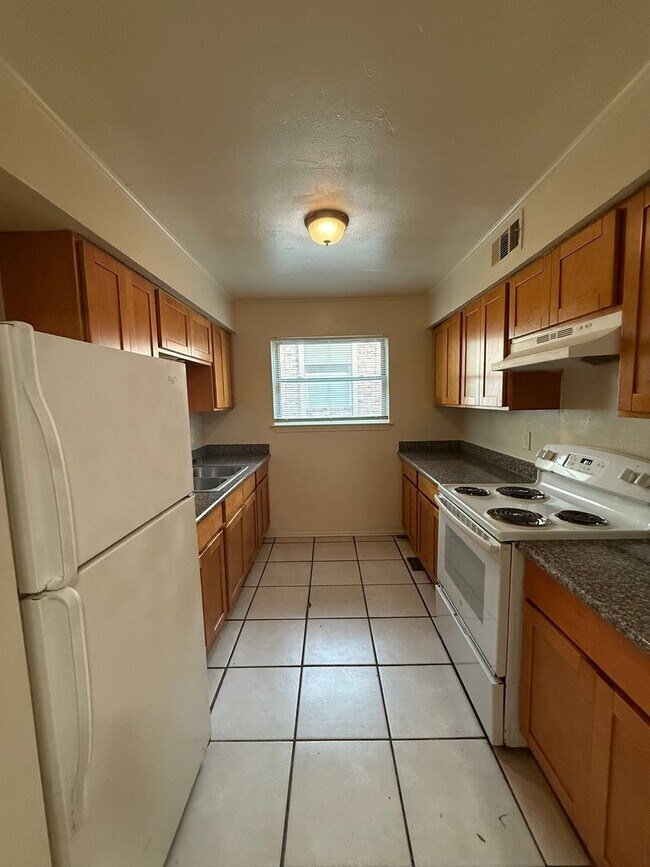 Building Photo - 8717 Granite Dr