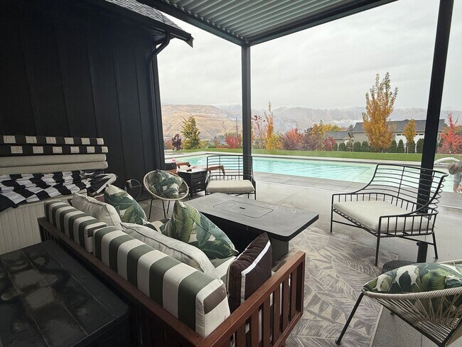 Building Photo - Now renting 4 bedroom Luxury House, stillporoperties.com